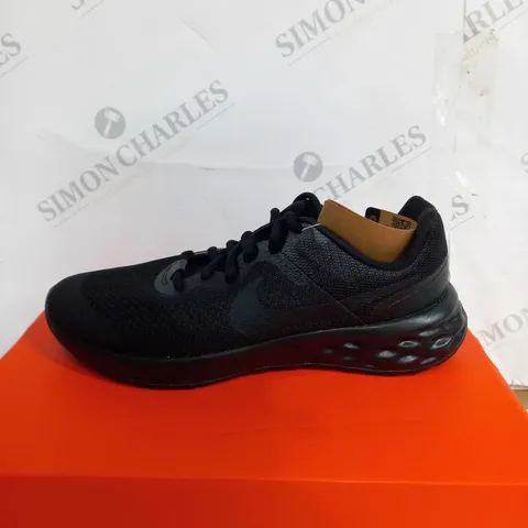 BOXED NIKE JUNIOR STAR RUNNER 4 RUNNING SHOES, BLACK - SIZE 4