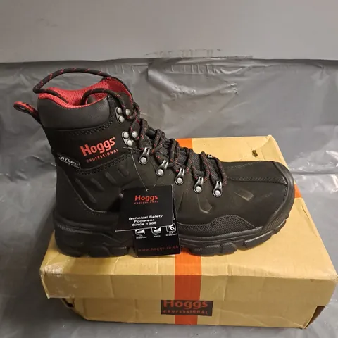 BOXED PAIR OF HOGGS POSEIDON SAFETY LACE UP BOODS IN BLACK/RED SIZE UK 7