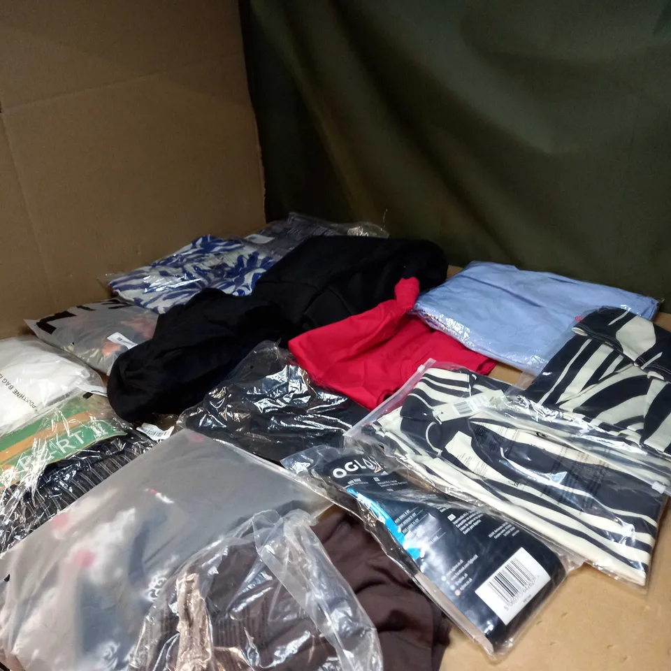 LOT OF APPROX 20 ASSORTED CLOTHING ITEMS TO INCLUDE JUMPERS, SOCKS AND T-SHIRTS