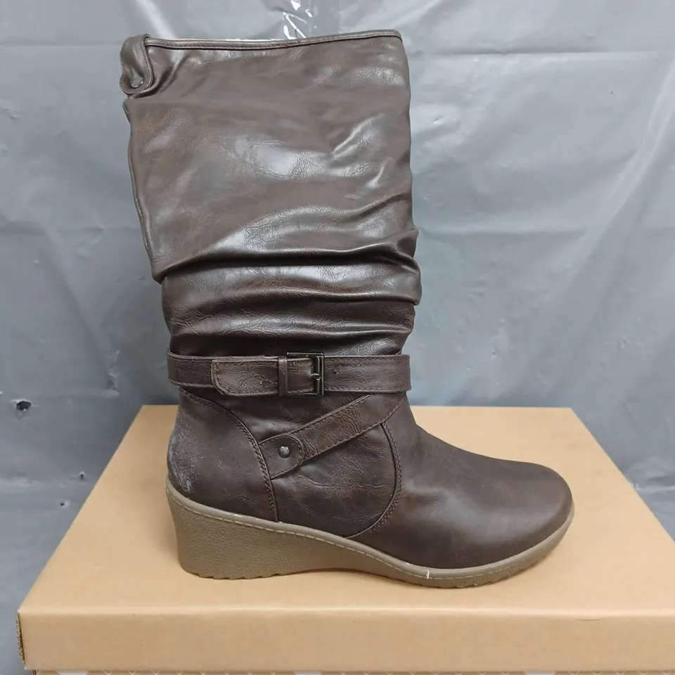 8 BOXED BARRATTS STRAP AND ROUCHE WEDGE HIGH LEG VIXEN BOOTS - SIZE 6