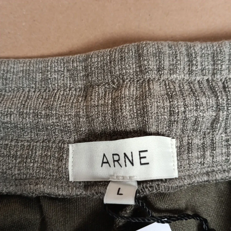 ARNE CAVOUR TEXTURED SHORT IN OLIVE – UK SIZE L