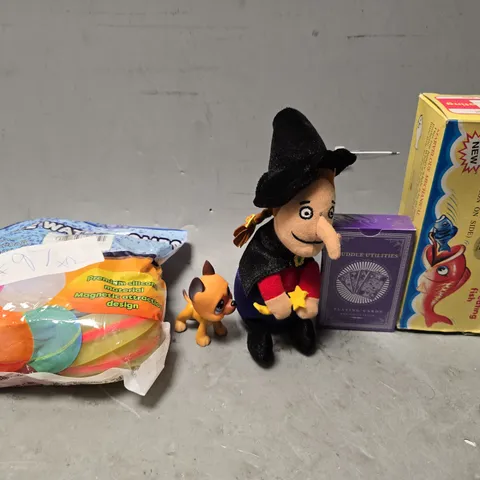 APPROXIMATELY 13 ASSORTED TOYS & GAMES TO INCLUDE - REUSABLE WATER BOMBS , WHALE EATING FISH ETC