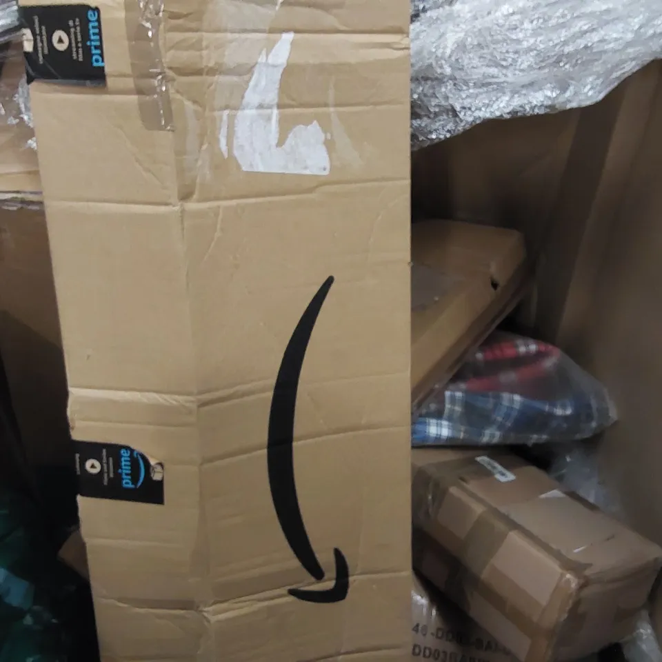 PALLET OF ASSORTED ITEMS INCLUDING: STOOL, DOG CRATE, SHELF, BIRD FEEDER, CAMPING EQUIPMENT 