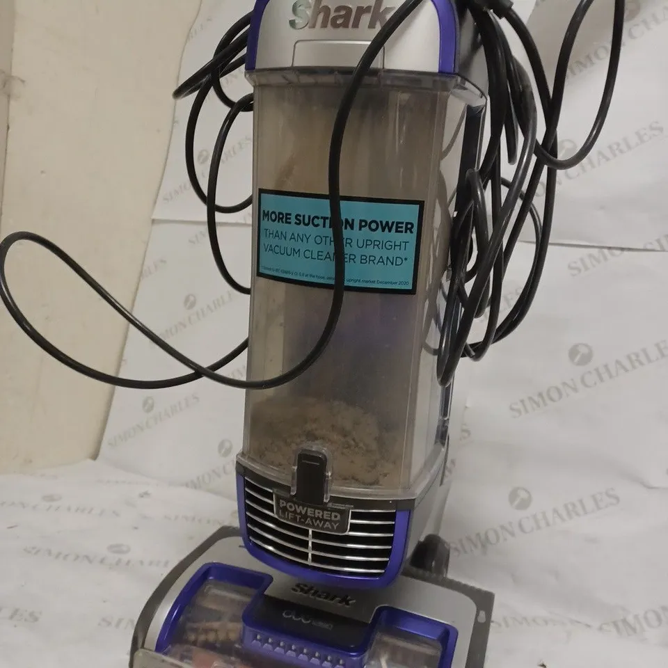 SHARK CORDLESS VACUUM WITH ANTI HAIR WRAP 
