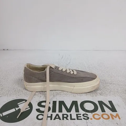 (EU 39) STEPNEY WORKERS CLUB TRAINERS – GREY SUEDE