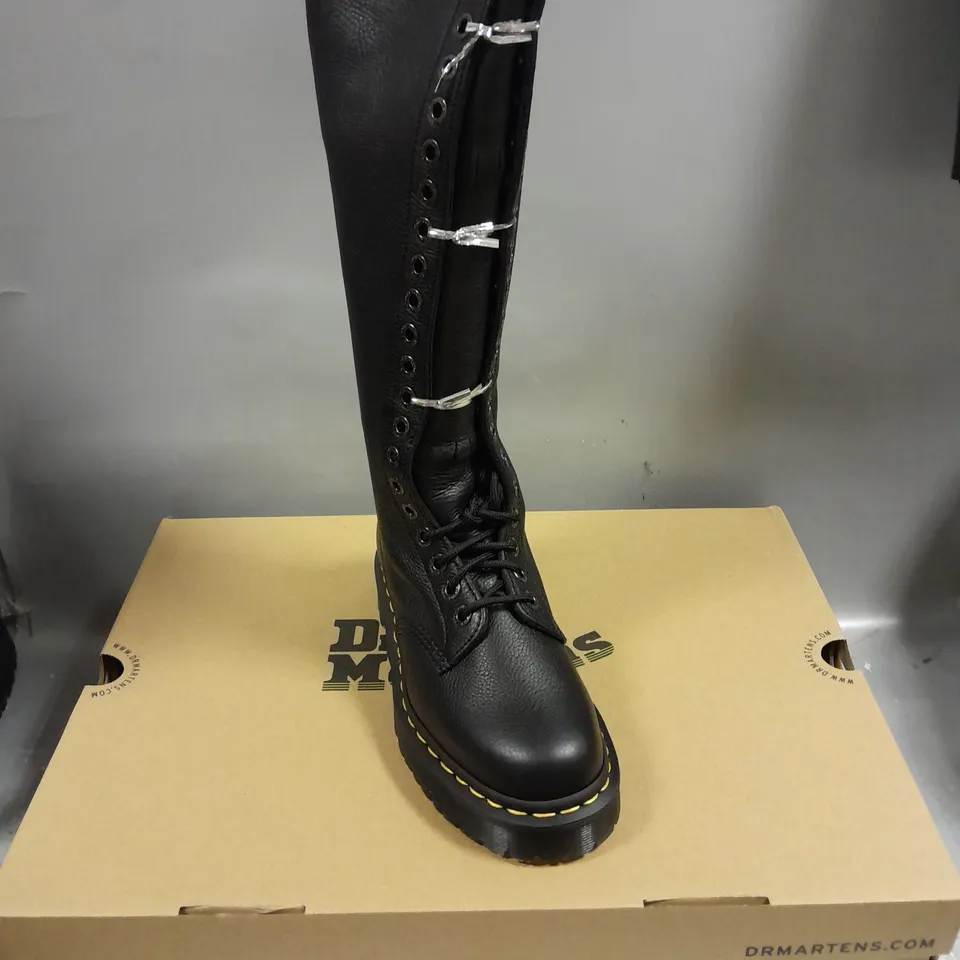 BOXED PAIR OF DR MARTENS BEX PISA KNEEHIGH LEATHER BOOTS IN BLACK SIZE UK 5