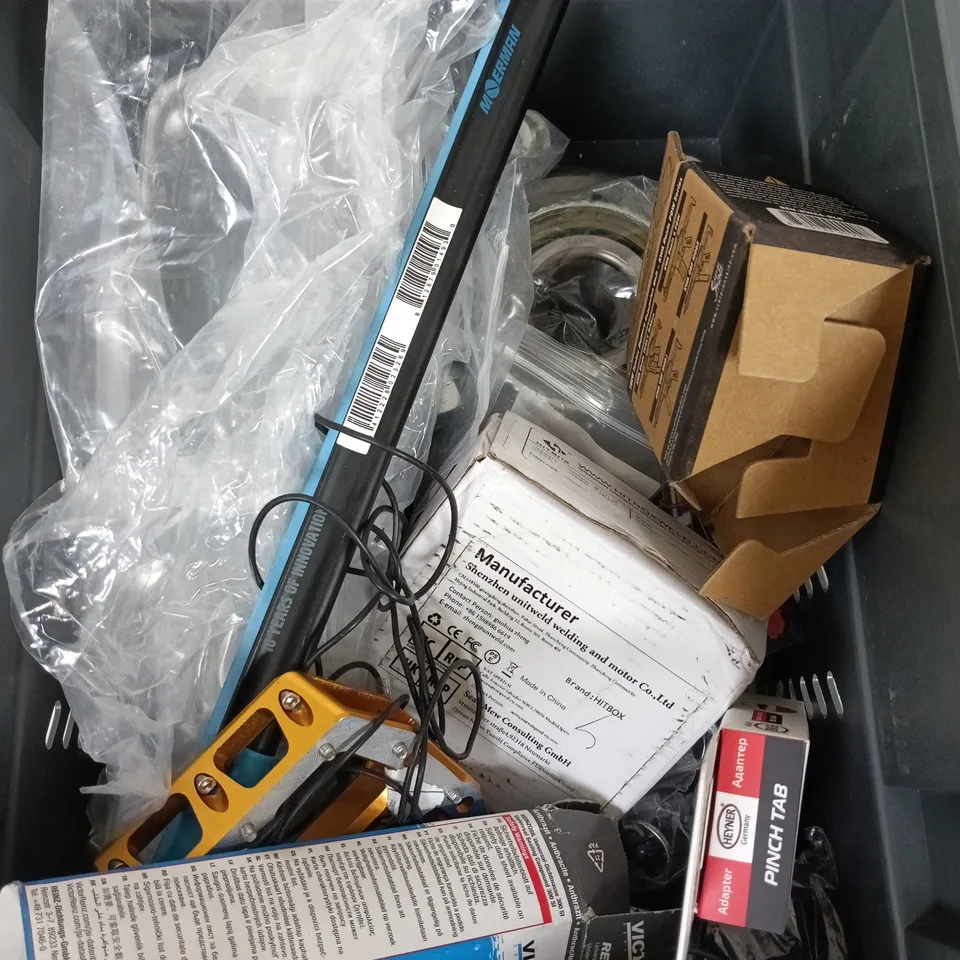 BOX OF ASSORTED CAR ITAMS TO INCLUDE SEAT BELT - BOLTS - TOOLS -HEAT SINK