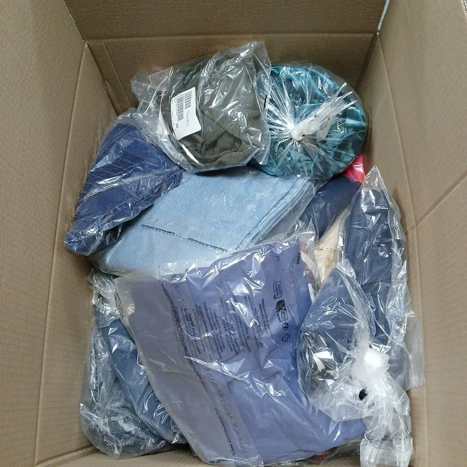 BOX OF APPROXIMATELY 25 ASSORTED ITEMS TO INCLUDE CLOTHING OF VARIOUS BRANDS/STYLES/SIZES ETC