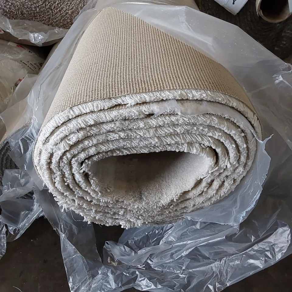 ROLL OF QUALITY LUXURY CARPET // SIZE: APPROXIMATELY 5.1 X 4M