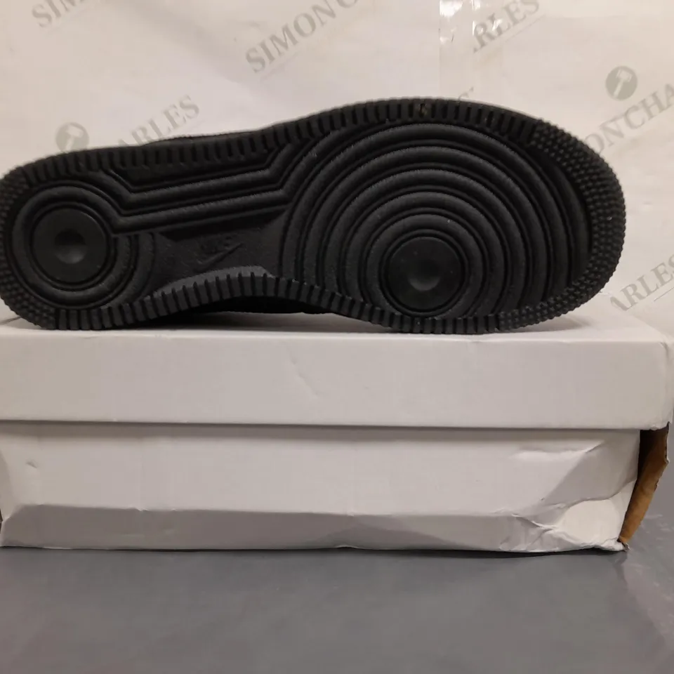 BOXED PAIR OF NIKE AIR FORCE 1 '07 SHOES IN BLACK UK SIZE 9