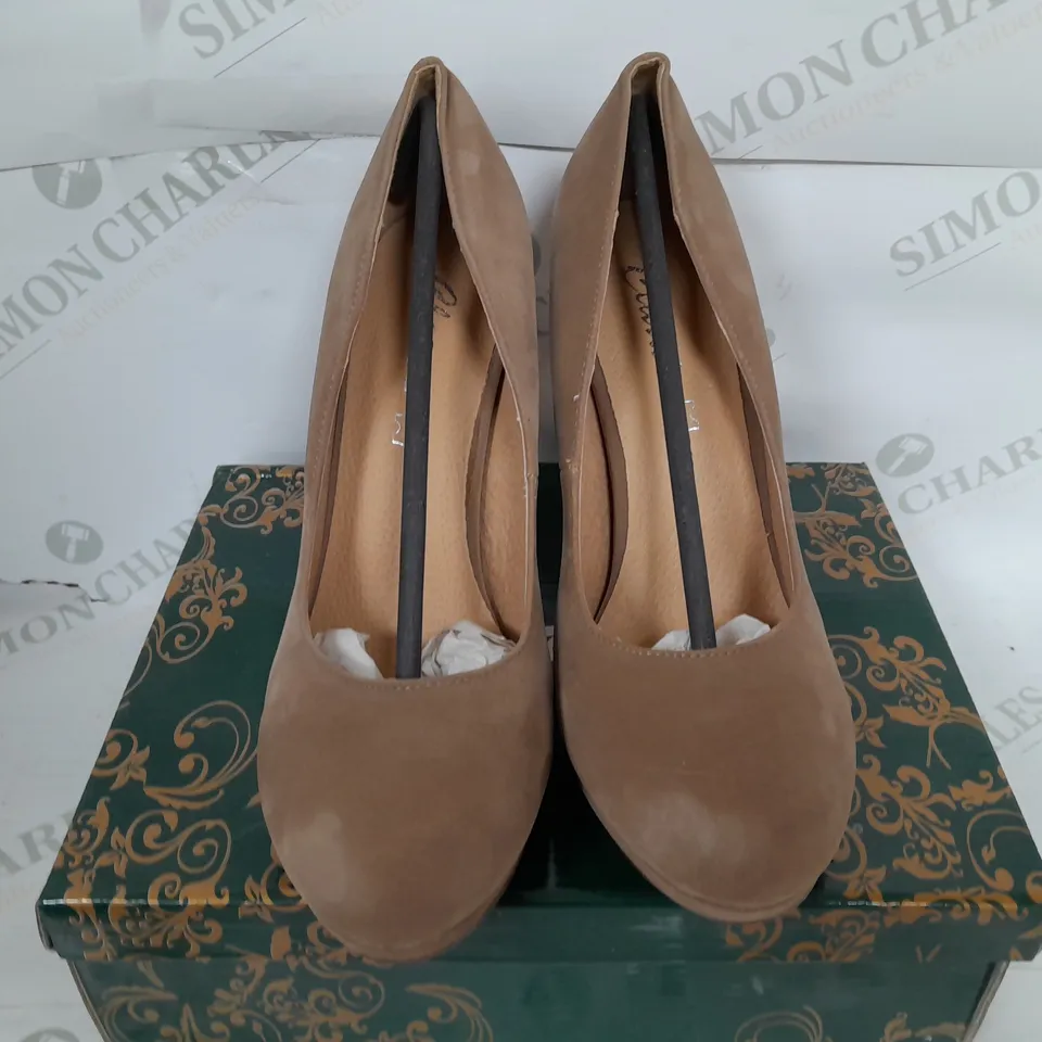 BOXED PAIR OF CLARAS CLOSED TOE THIN BLOCK HEELS IN CAMEL - SIZE 39