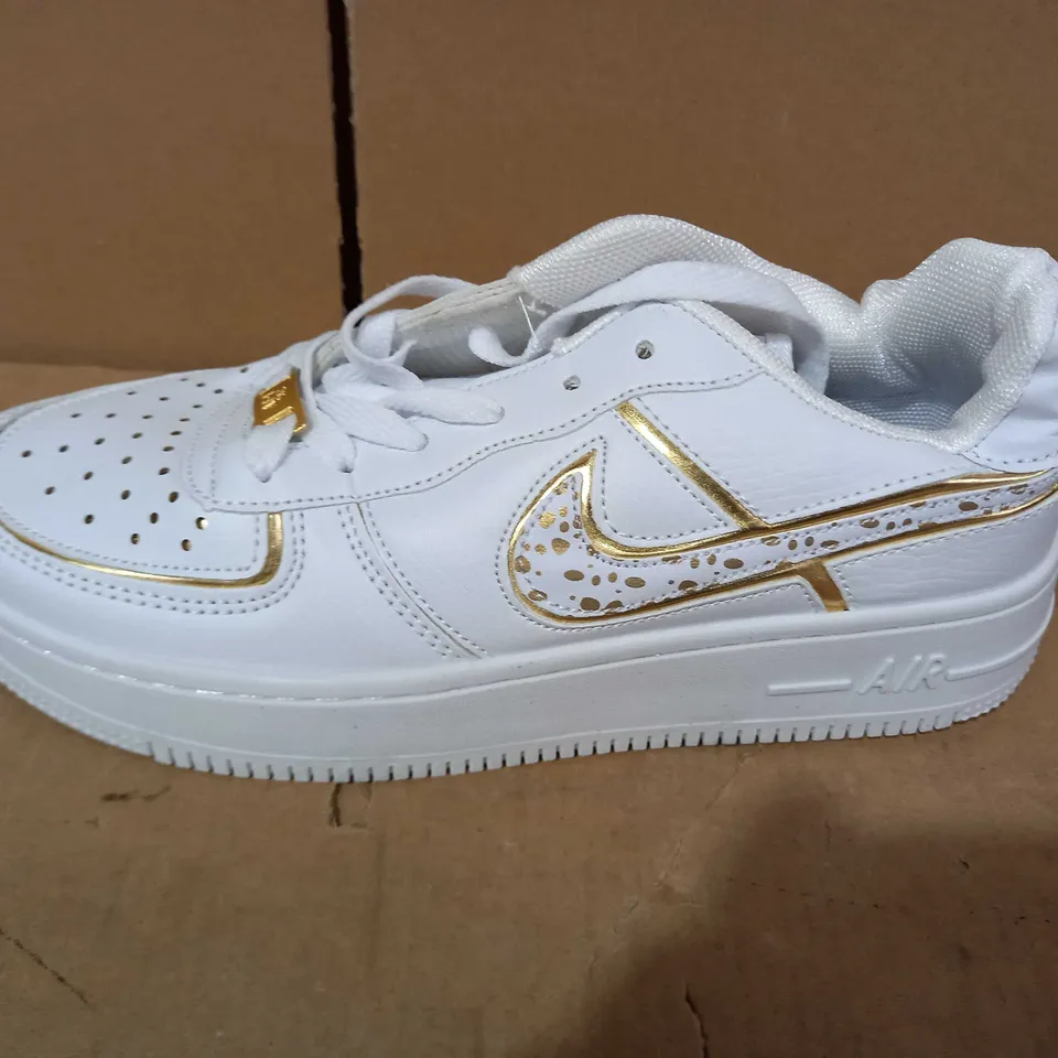 PAIR OF DESIGNER SHOES IN THE STYLE OF NIKE AIR FORCE 1 IN WHITE/GOLD COLOUR UK SIZE 5