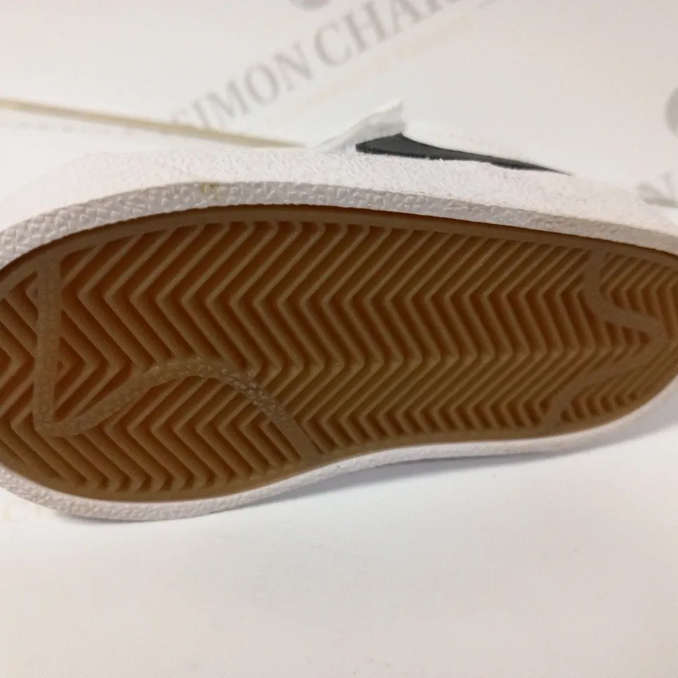 NIKE  SIZE 5.5 CHILDS SHOES