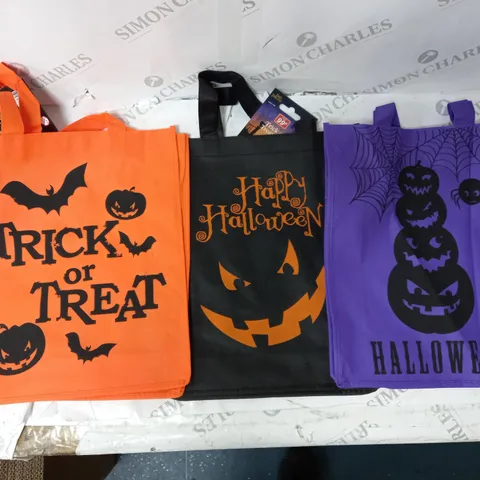 BOX OF APPROX 15 ASSORTED TRICK OR TREAT BAGS IN VARIOUS COLOURS AND DESIGNS.
