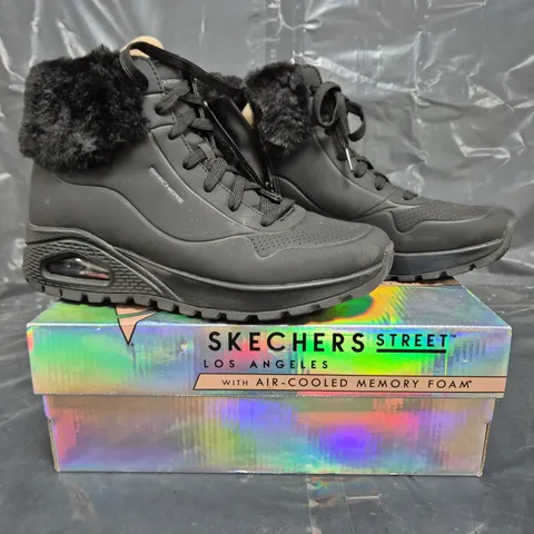BOXED PAIR OF SKECHERS UNO RUGGED TRAINER BOOTS IN BLACK SIZE 7