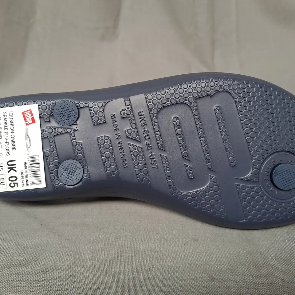 BOXED PAIR OF FITFLOP IQUSHION OMBRE SPARKLE FLIP-FLOPS IN NAVY UK SIZE 5