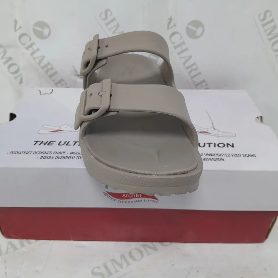 BOXED PAIR OF SKECHERS ARCH FIT FOAMIES SLIDE SANDALS IN DARK TAUPE SIZE 8