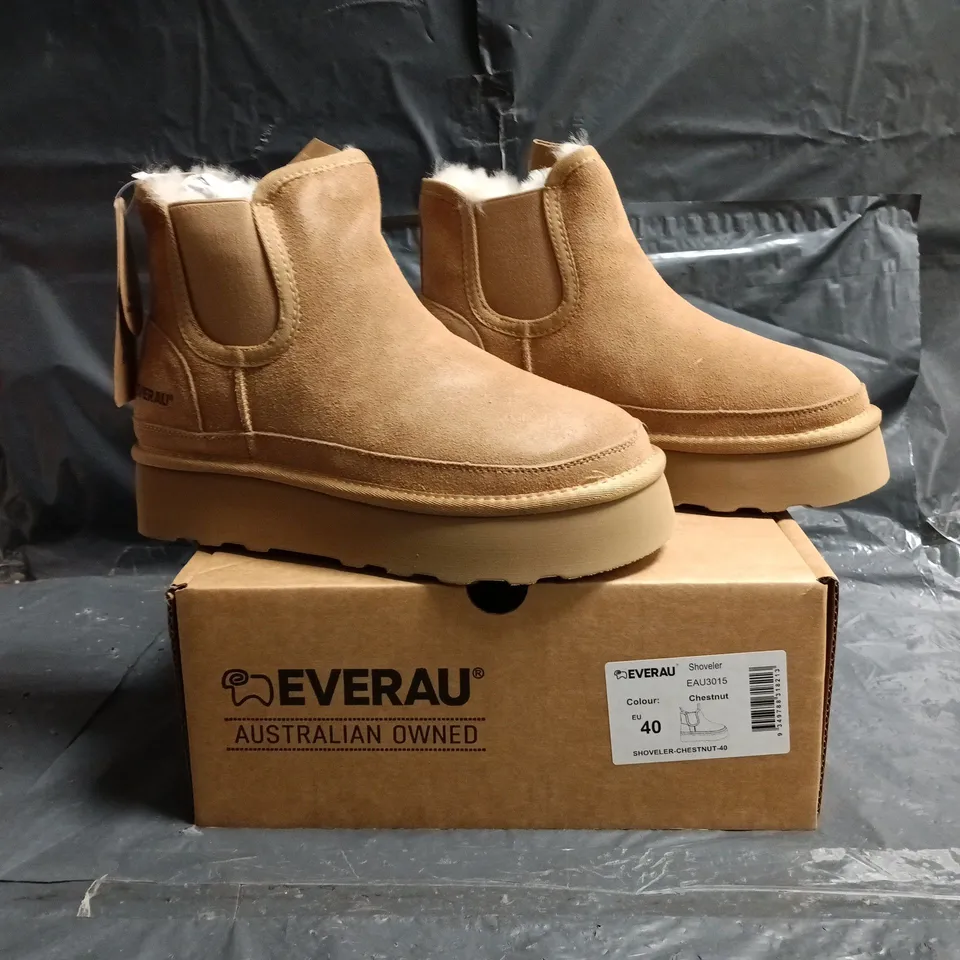 BOXED PAIR OF EVERAU SHOVELER ANKLE BOOTS IN CHESTNUT SIZE EU 40