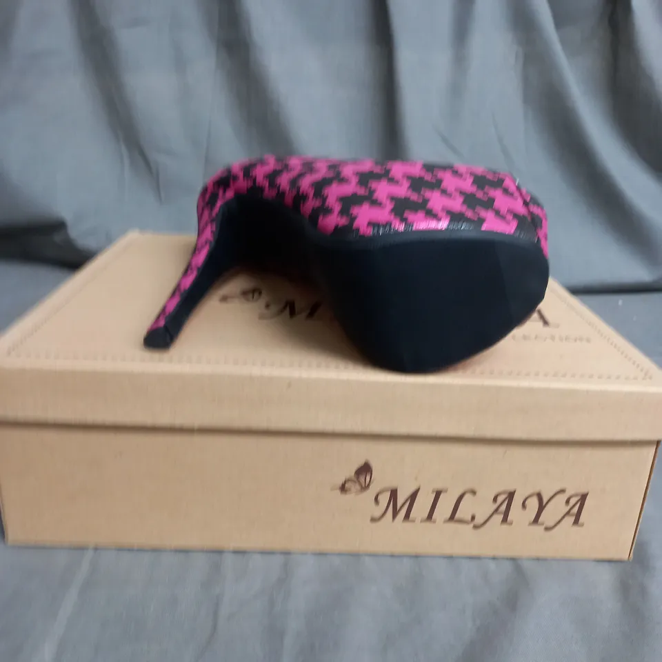 APPROXIMATELY 12 PAIRS OF WOMENS PINK PATTERN HIGH HEEL SHOES IN VARIOUS SIZES