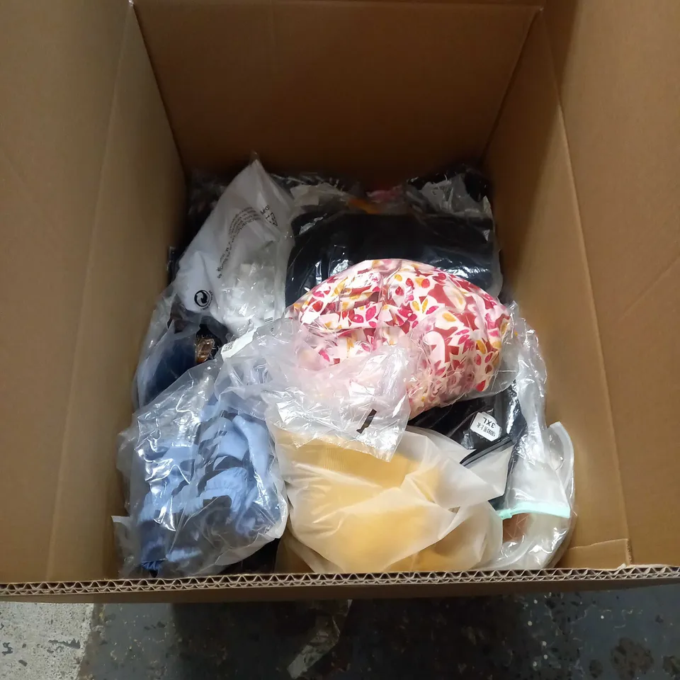 LOT OF APPROX 20 ASSORTED CLOTHING ITEMS VARYING IN SIZE/COLOUR/STYLE TO INCLUDE: TROUSERS, SKIRTS, TOPS