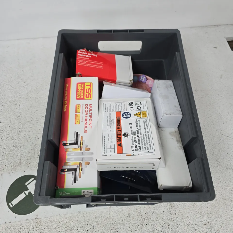BOX CONTAINING A MIX OF APPROXIMATELY 15 ASSORTED ITEMS INCLUDING notepad, lock, door handles etc.