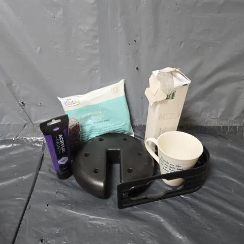 APPROXIMATELY 8 ASSORTED HOUSEHOLD ITEMS TO INCLUDE ACRYLIC PAINT, NAPPY BAGS, GRAVITY WATER FILTER ELEMENT, ETC