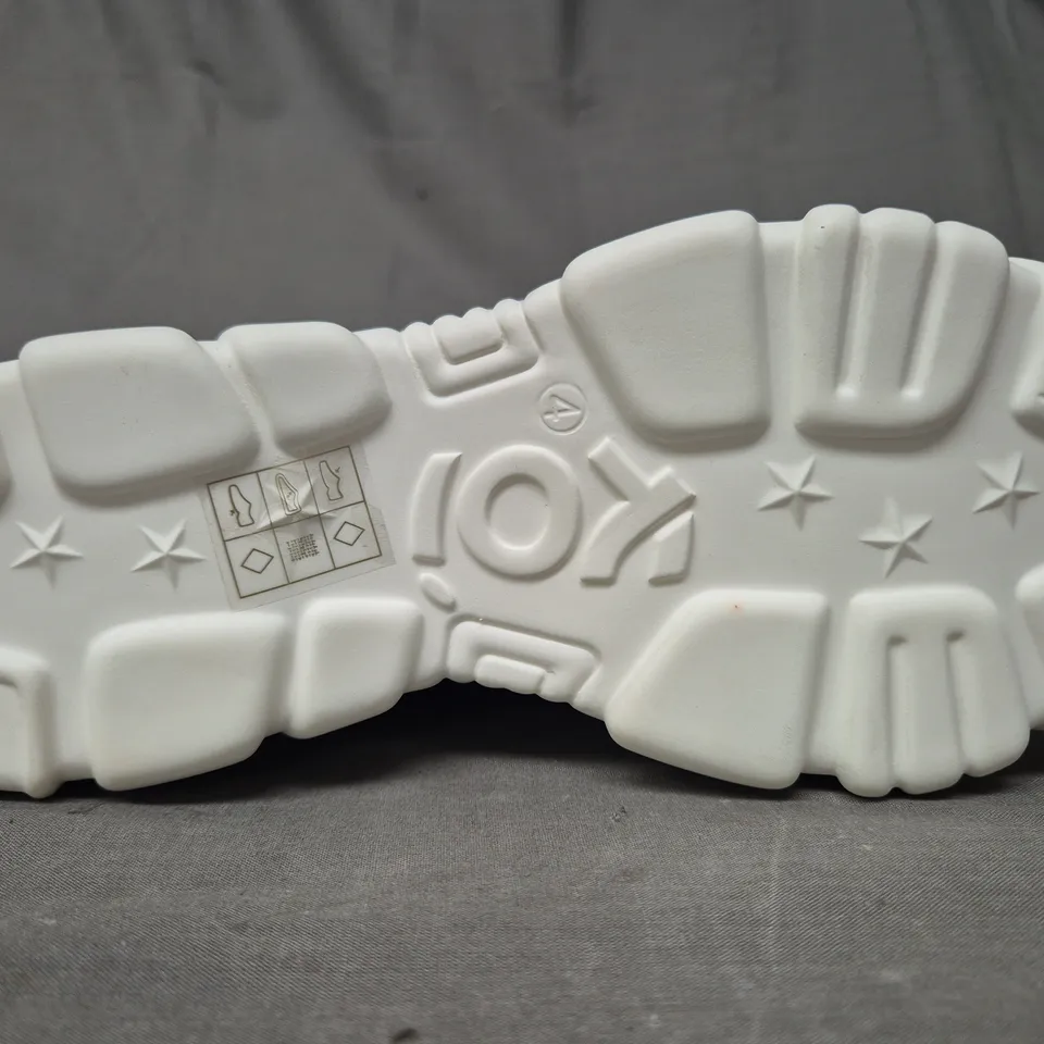 BOXED PAIR OF KOI BONED CATCH WHITE MYSTIC CHARM BOOTS UK SIZE 4