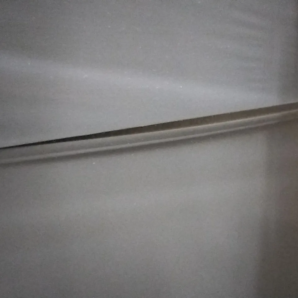 BRAND NEW 2XG BRACKNELL PRIMED DOOR , 1981 X 838 X 44MM, HAS SOME LIFTING  AROUND THE BORDERS OF THE DOOR 