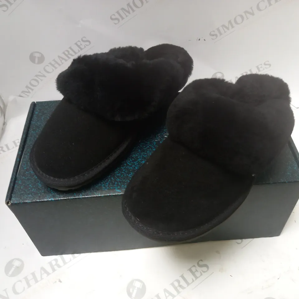 BOXED EMU AUSTRALIA SUEDE BLACK SLIPPERS - SIZE 5