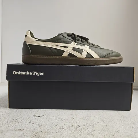 BOXED PAIR OF ONITSUKA TIGER TRAINERS IN SAGE/WHITE SIZE UK 9
