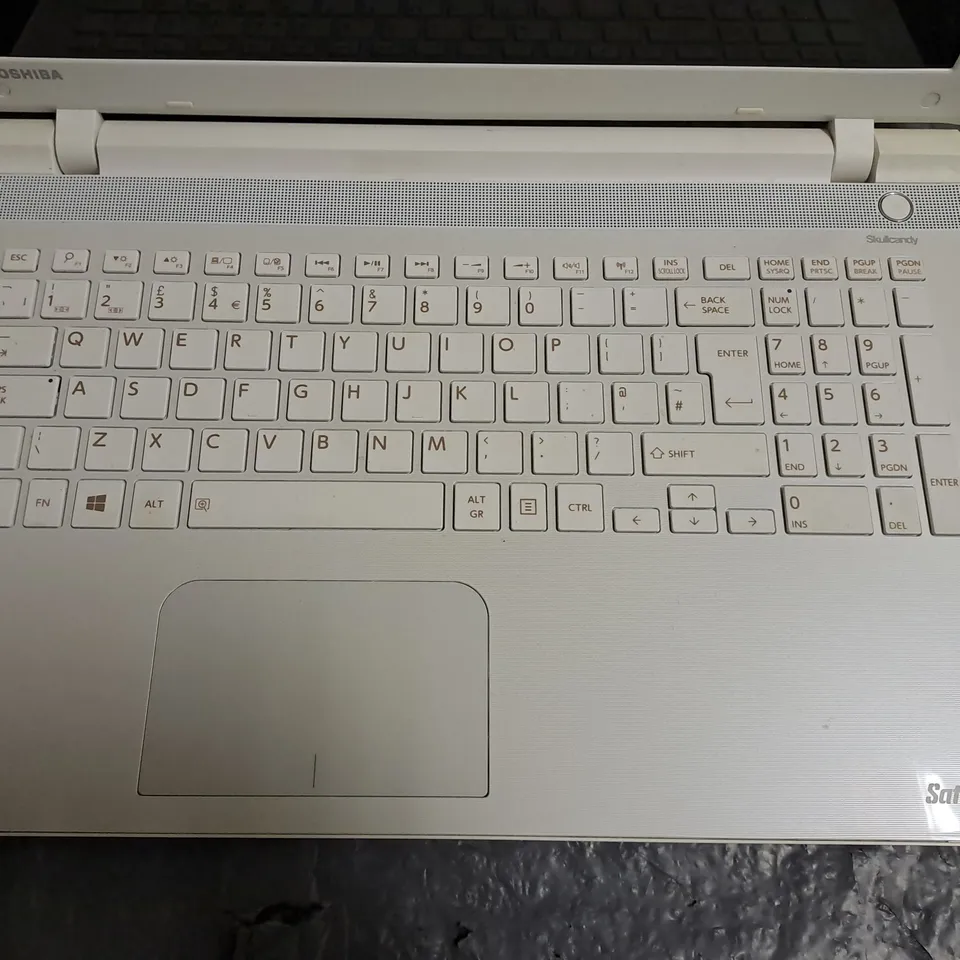 UNBOXED TOSHIBA SATELLITE L50 LAPTOP - WHITE