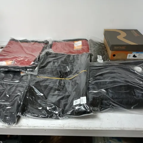 APPROXIMATELY 23 ASSORTED REGATTA/DARE2B CLOTHING ITEMS IN VARIOUS SIZES, STYLES & COLOURS TO INCLUDE SAMARIS III BOOT, ANDRESON HYBRID, BRENNON HYBRID, ETC