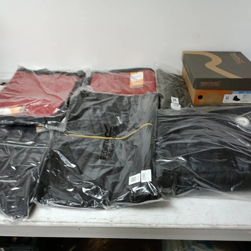 APPROXIMATELY 23 ASSORTED REGATTA/DARE2B CLOTHING ITEMS IN VARIOUS SIZES, STYLES & COLOURS TO INCLUDE SAMARIS III BOOT, ANDRESON HYBRID, BRENNON HYBRID, ETC