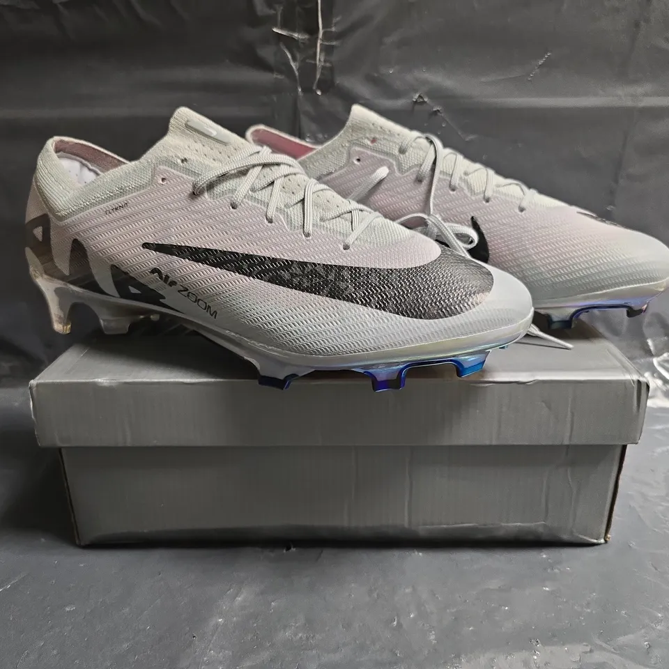 BOXED PAIR OF NIKE AIR ZOOM FLYKNIT FOOTBALL BOOTS IN GREY/BLACK SIZE UK 9.5
