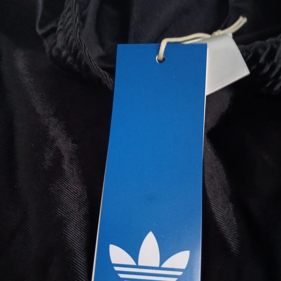ADIDAS LONG SHORTS BLACK/WHITE – SIZE M