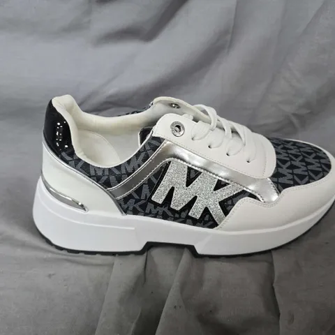 UNBOXED PAIR OF MICHAEL KORS LOGO TRAINERS IN WHITE/BLACK - UK 4