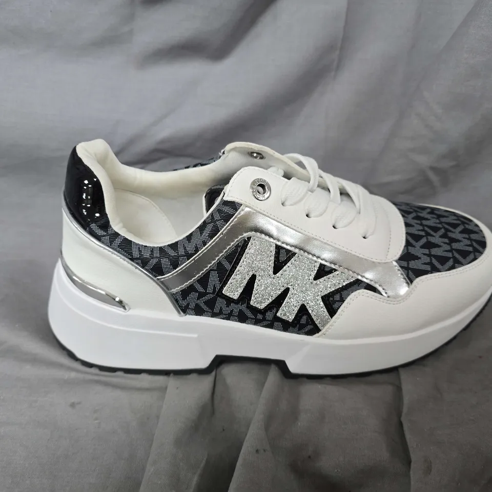 UNBOXED PAIR OF MICHAEL KORS LOGO TRAINERS IN WHITE/BLACK - UK 4