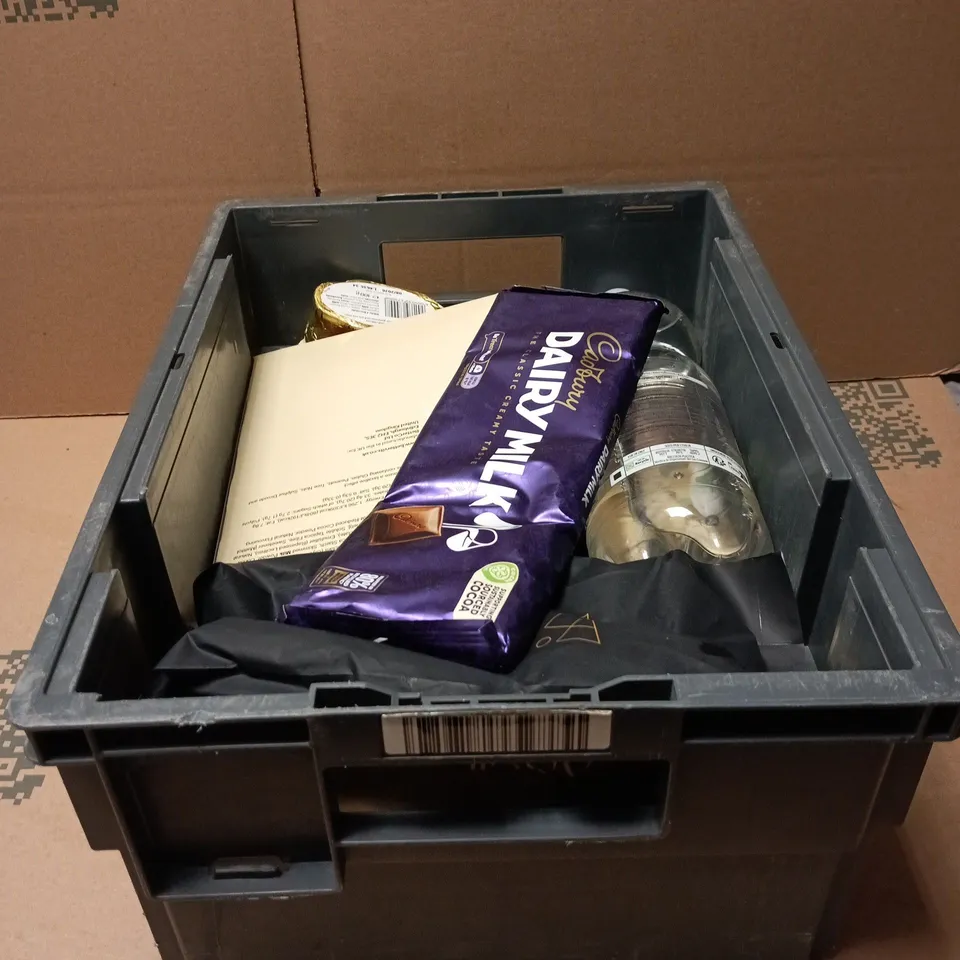TOTE OF APPROXIMATELY 20 ASSORTED FOOD/DRINK ITEMS TO INCLUDE BETTERVITS CHOCOLATE BROWNIES, AMAZON SPARKLING LEMON AND LIME WATER, CADBURY DAIRY MILK, ANCIENT + BRAVE, LINDT GOLD BUNNY ETC