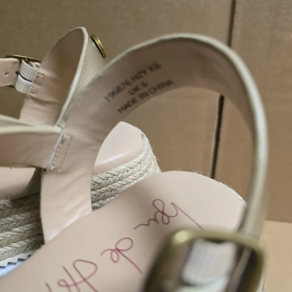 BEN DI LISSI METALLIC STRAPPY WEDGE SANDALS – GOLD (VERIFY MODEL)