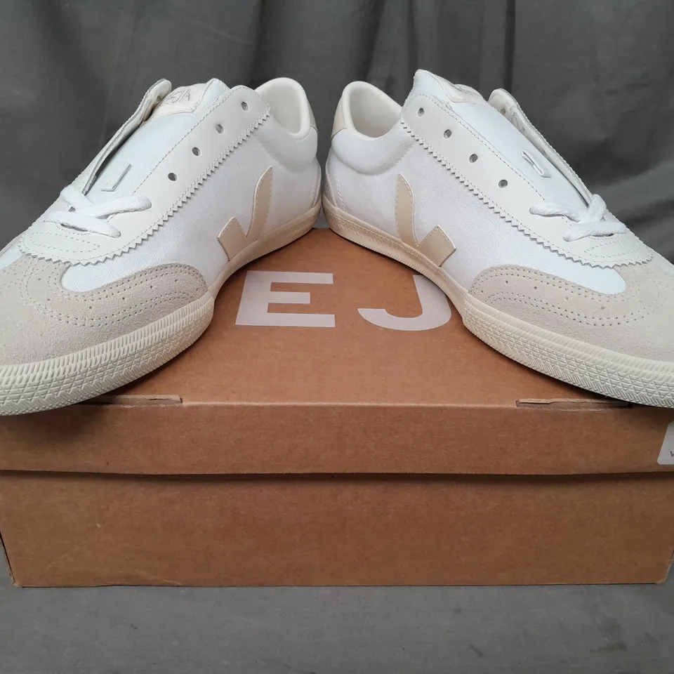 BOXED PAIR OF VEJA SHOES IN WHITE/BEIGE UK SIZE 11