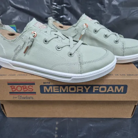 BOXED PAIR OF SKECHERS BOBS SHOES IN MINT SIZE 5