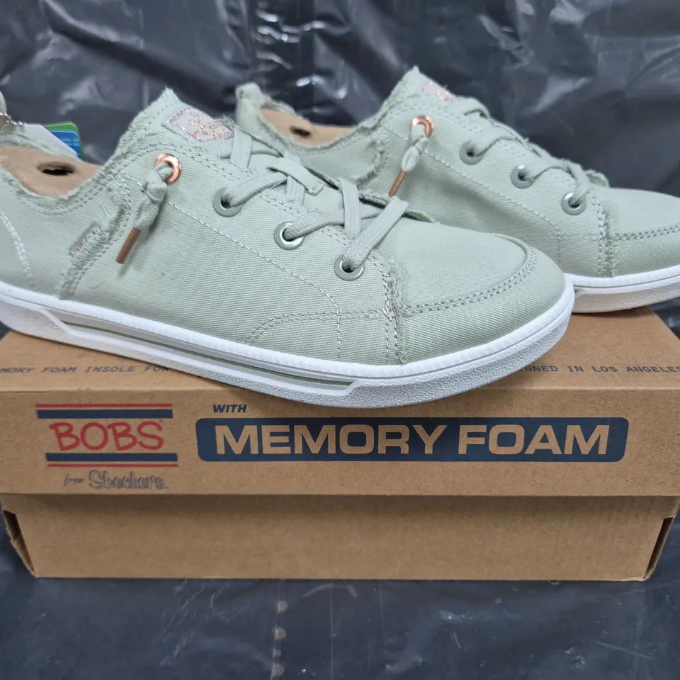 BOXED PAIR OF SKECHERS BOBS SHOES IN MINT SIZE 5