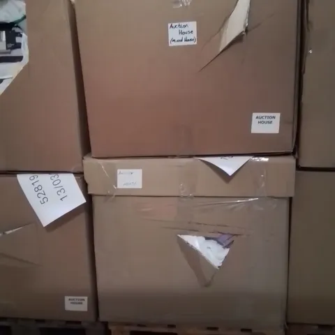 PALLET CONTAINING A LARGE QUANTITY OF BEDDING PRODUCTS TO INCLUDE:DUVETS,PILLOWS,ETC