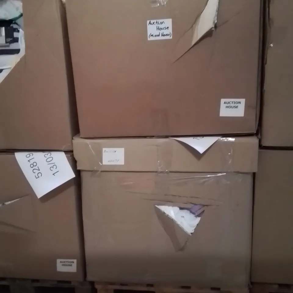 PALLET CONTAINING A LARGE QUANTITY OF BEDDING PRODUCTS TO INCLUDE:DUVETS,PILLOWS,ETC