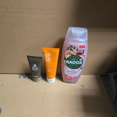 APPROXIMATELY 15 ASSORTED HEALTH & BEAUTY PRODUCTS TO INCLUDE MOLTON BROWN BODY LOTION, RADOX SHOWER GEL, NIP + FAB VITAMIN C SCRUB ETC - COLLECTION ONLY 