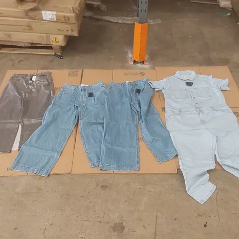 PALLET CONTAINING APPROXIMATELY 500x BRAND NEW ASSORTED DESIGNER CLOTHING ITEMS INCLUDING: JD WILLIAMS JEANS, DENIM JUMPSUITS ECT