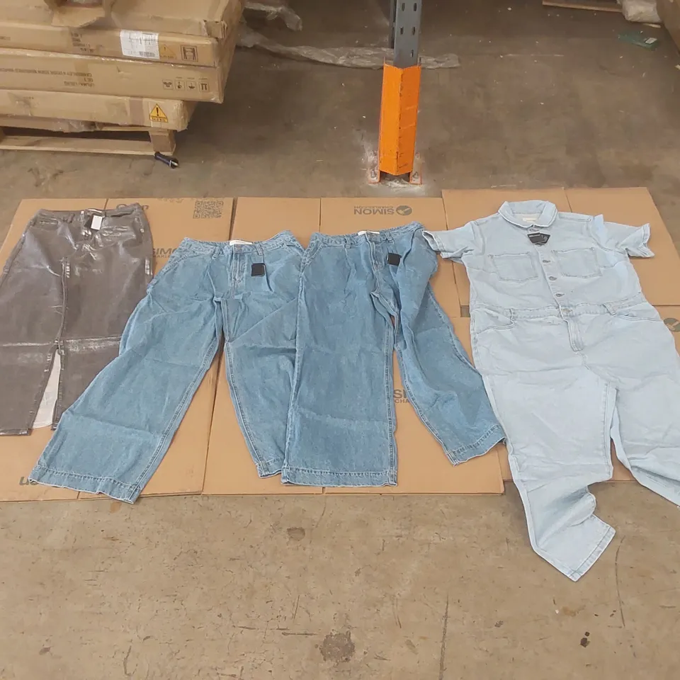 PALLET CONTAINING APPROXIMATELY 500x BRAND NEW ASSORTED DESIGNER CLOTHING ITEMS INCLUDING: JD WILLIAMS JEANS, DENIM JUMPSUITS ECT