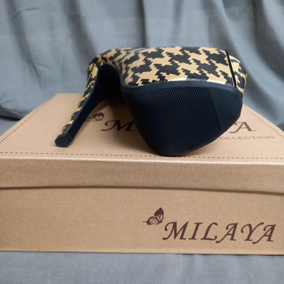 APPROXIMATELY 12 WOMENS GOLD PATTERN HIGH HEEL SHOES IN VARIOUS SIZES