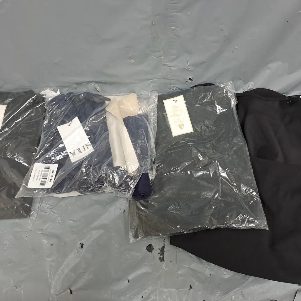 APPROXIMATELY 20 ASSORTED CLOTHING ITEMS IN VARIOUS BRANDS,SIZES, AND STYLES TO INCLUDE VERY AND YOURS ETC.