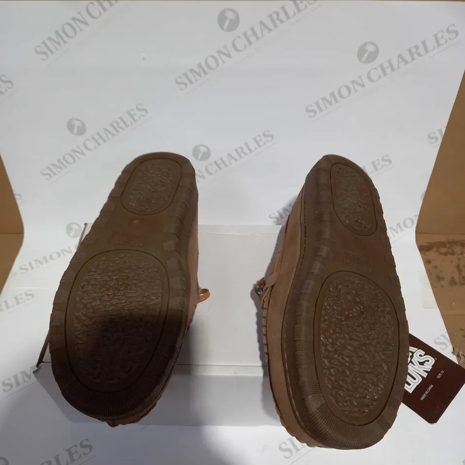 MUK LUKS MENS TAN SLIP ON SHOES - SIZE 10.5/11